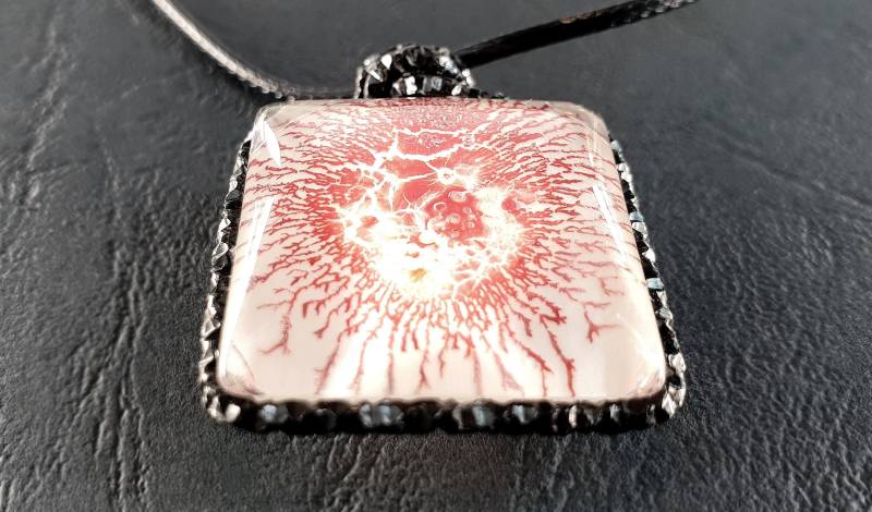 Gemälde Anhänger Rot-Weiß-Schwarz Leuchtet Mit Schwarzlicht Im Dunkeln von MARACHOWSKAART