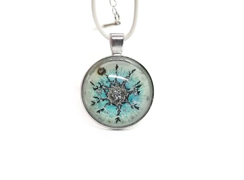 Gemälde Anhänger Silber Glitzer Stern Unisex - Handbemalte Halskette Leuchtet Im Dunkeln Von Maria Marachowska von MARACHOWSKAART