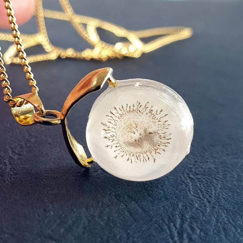 Braun-Weißer Glasanhänger, Gemälde Von Maria Marachowska Handgefertigter Autorenschmuck von MARACHOWSKAART