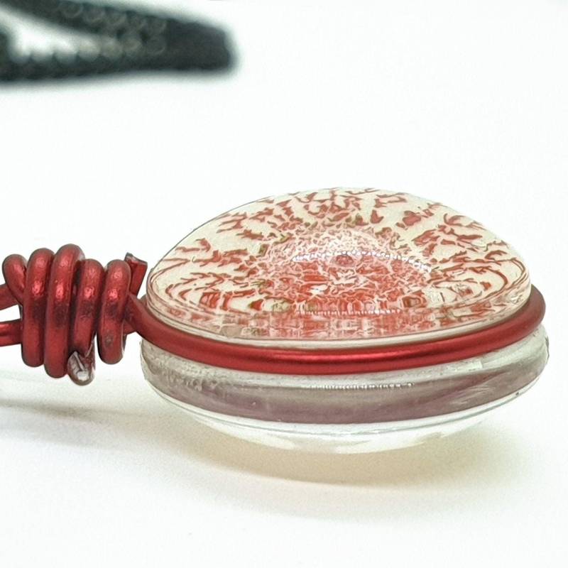 Gemälde Glasanhänger Rot-Weiß Leuchtet Im Dunkeln Von Maria Marachowska von MARACHOWSKAART