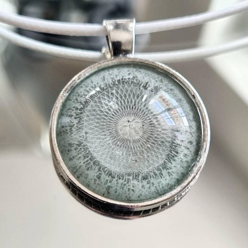 Handgemalter Abstrakter Anhänger Von Maria Marachowska - Leuchtet Im Dunkeln Für Einzigartige Individualität von MARACHOWSKAART