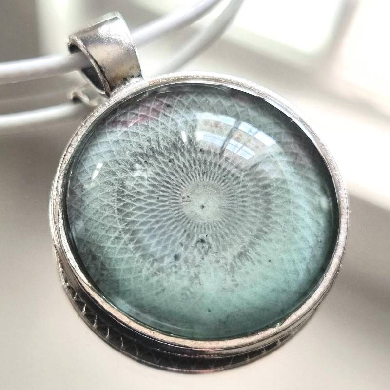 Exklusiver Grauer Anhänger Mit Fluoreszierendem Effekt - Handgemacht Von Maria Marachowska von MARACHOWSKAART