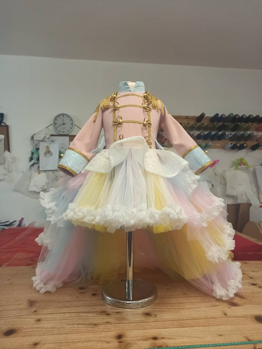 Nussknacker Mädchenkostüm, Zirkus Outfit, Soldatin Kleid, Tutu Zirkus Kleid, Schaufrau, Pink Outfit Nussknacker Mädchenkostüm, Zirkus Outfit, Soldatin Kleid, Tutu Zirkus Kleid, Schaufrau, Pink Outfit von MARARTEworkshop
