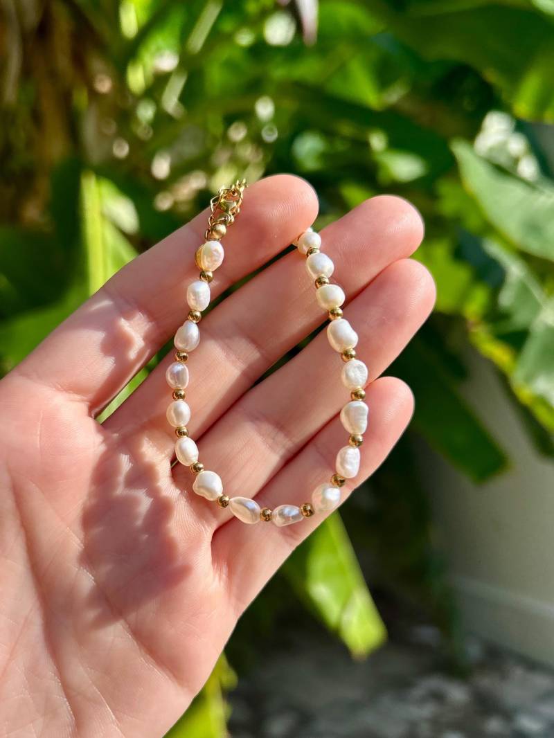Süßwasserperlenarmband Gold - Wasserfest Edelstahl Armband Damen Echtes Perlenarmband Schmuck von MAREAVIVAbcn