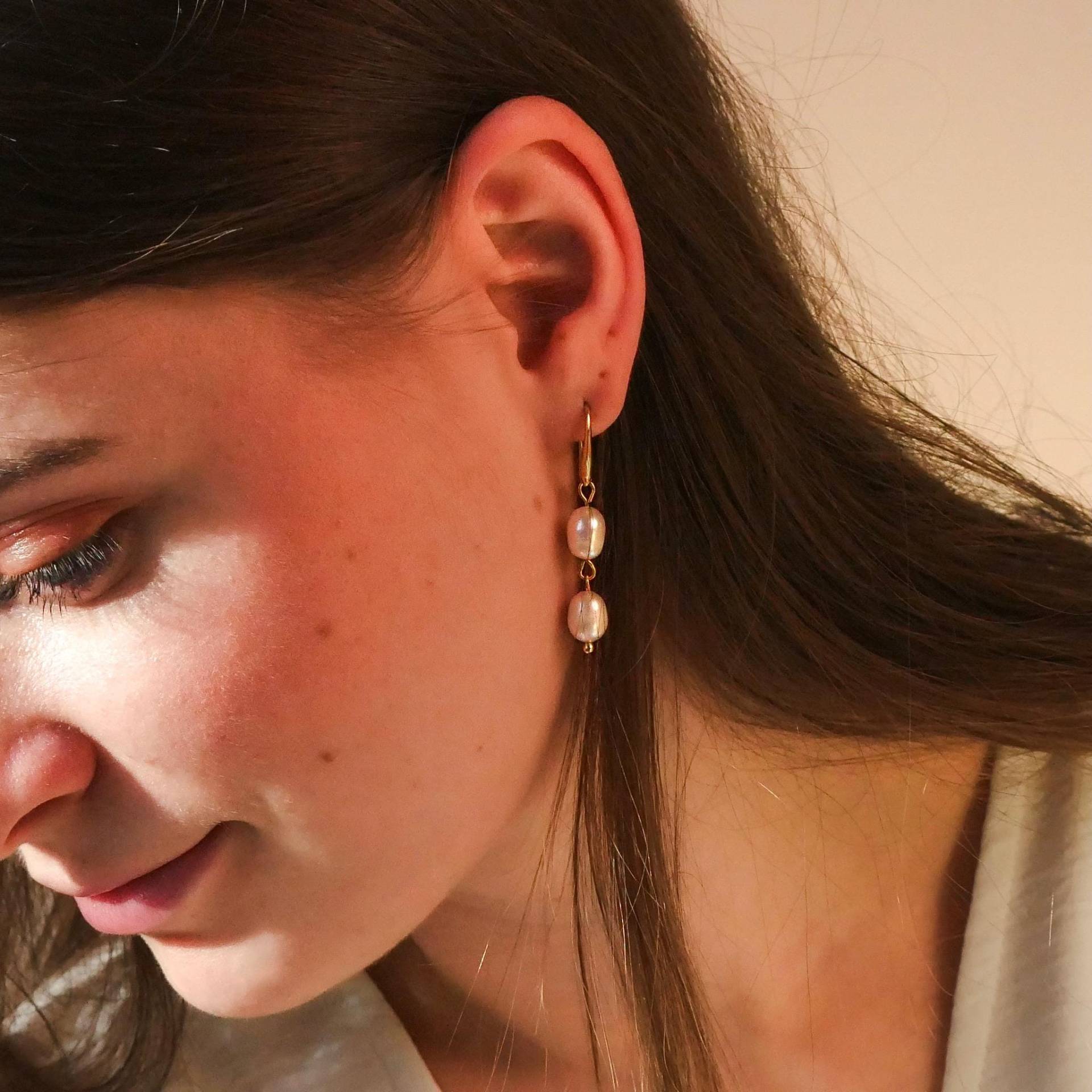 Gold Perlen Tropfen Ohrringe Zierliche Süßwasser Ohrhänger von MARINAMIjewelry