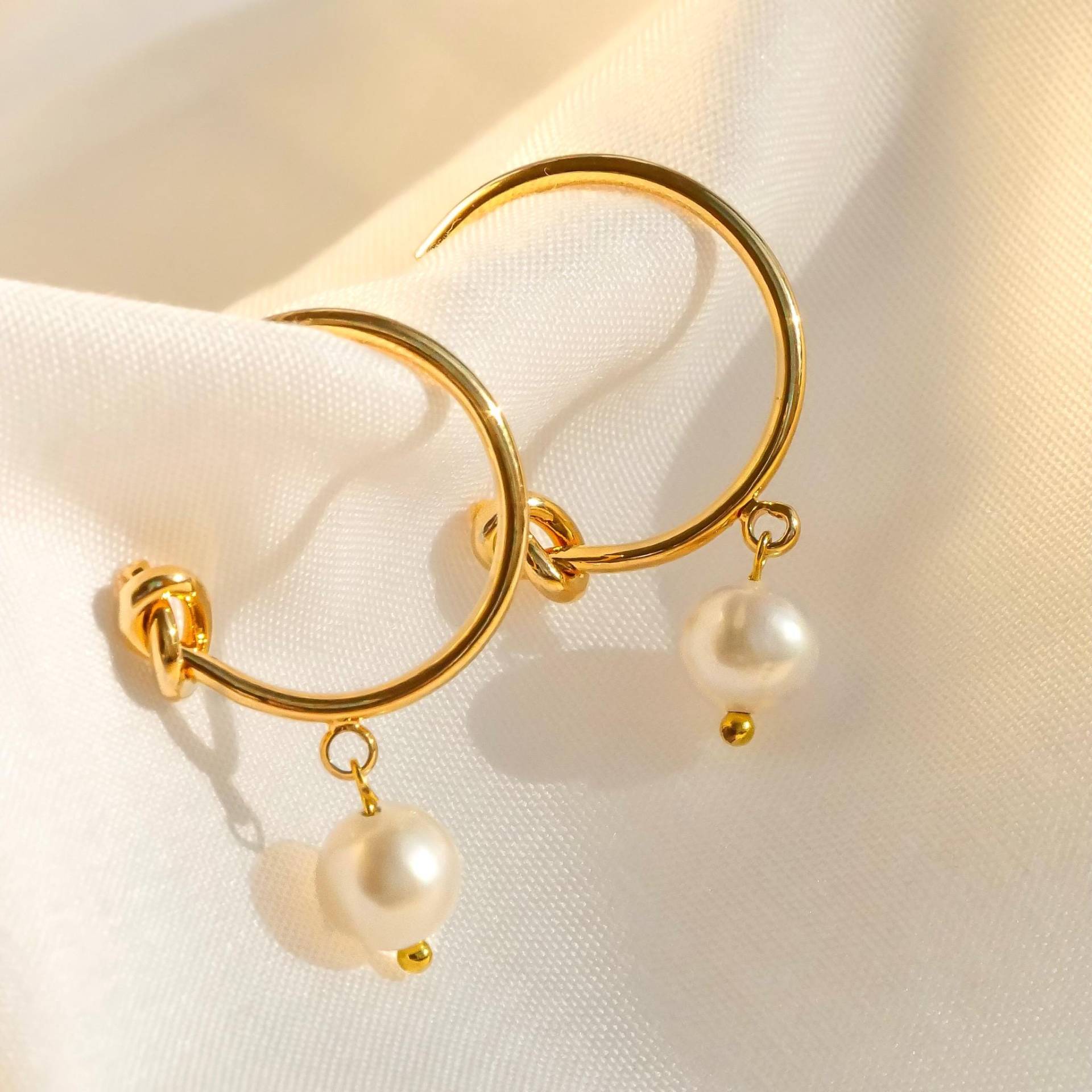 Muttertagsgeschenk. Knoten Creolen Mit Tropfenperle in Goldton. Mutter Tochter Kokette Schmuck Geschenke. Geschenk Für Sie - Oma von MARINAMIjewelry