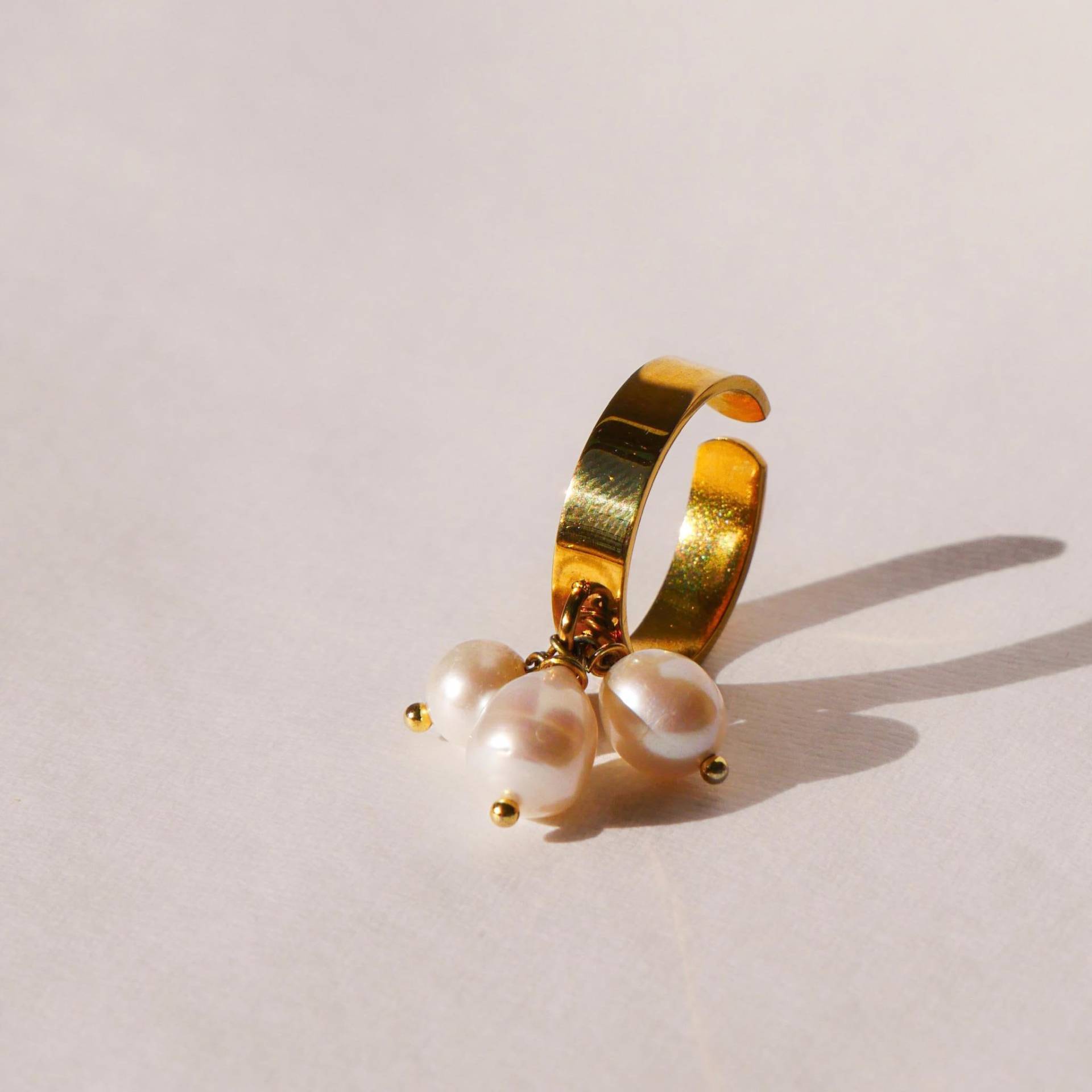 Verstellbarer Süßwasserperlenring Messinganhänger, Vergoldet von MARINAMIjewelry