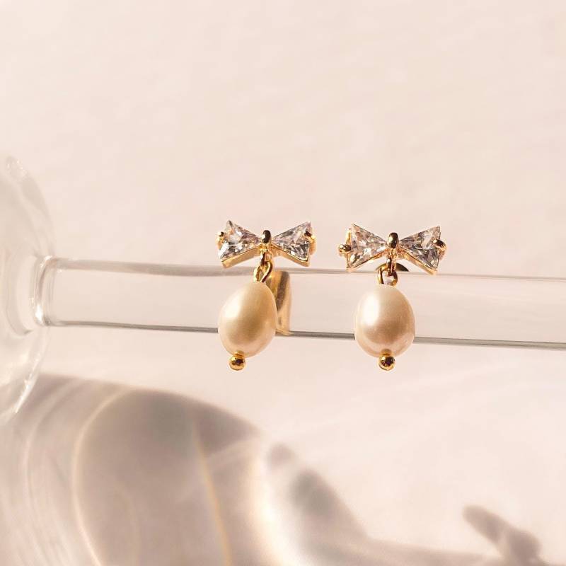 Zierliche Schleifen Perlen Ohrstecker 18K Vergoldete Coquette Ohrstecker von MARINAMIjewelry