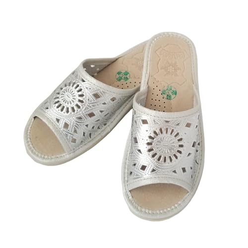 MARKA WYROBY WEŁNIANE Hausschuhe Damen Pantoletten - Hausschlappen Frauen Sommer - mit Lederinnensohlen, Offene Zehen, Perforiert Rosette Motiv - Latschen, Damenhausschuhe, Pantoffeln - Silber - 42 von MARKA WYROBY WEŁNIANE