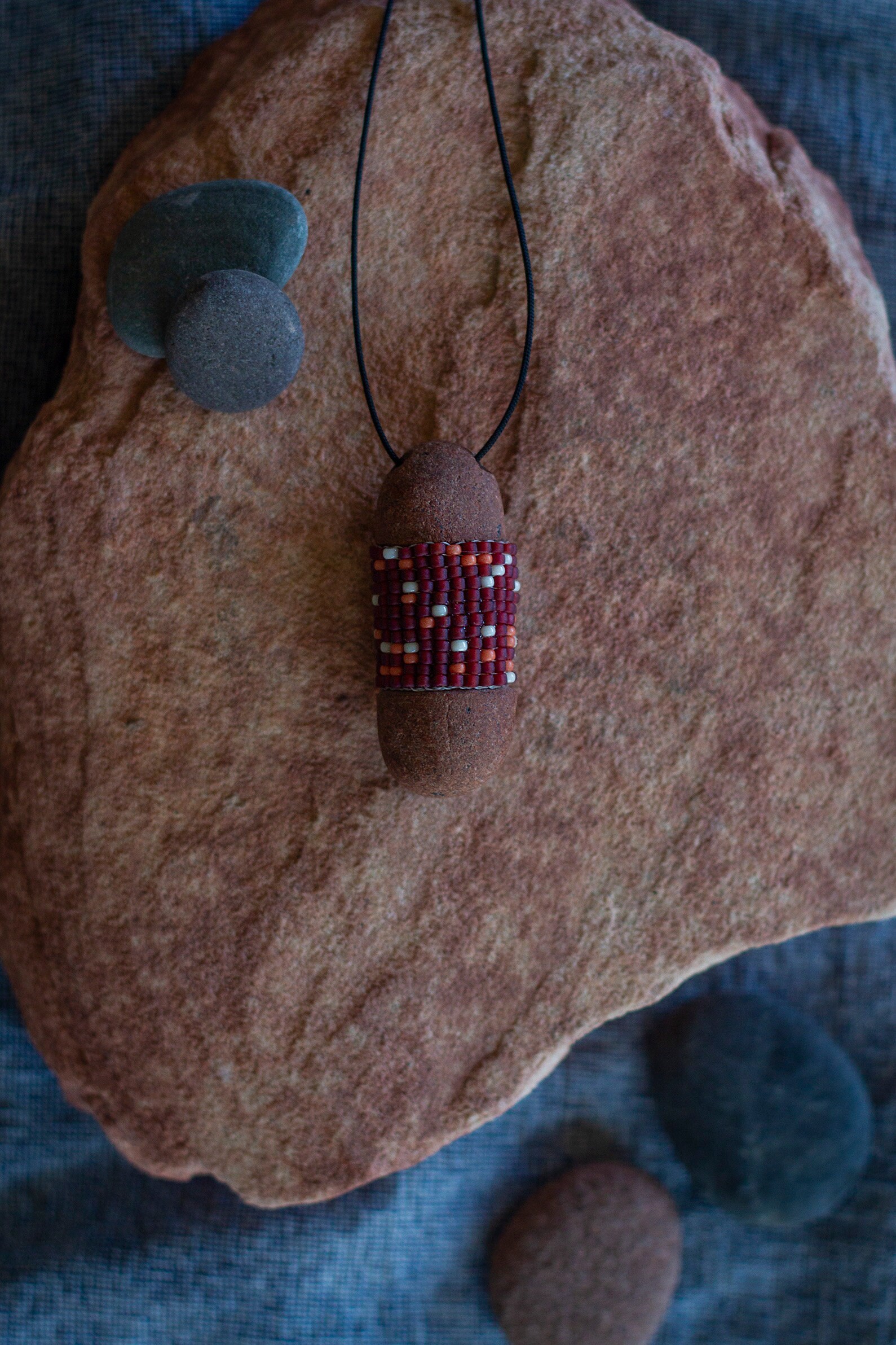 Handgemachte Geschnitzte Rock-Anhänger Mit Gewebten Perle Inlay Handgemachte Geschnitzte Rock-Anhänger Mit Gewebten Perle Inlay von MARKAfolkart