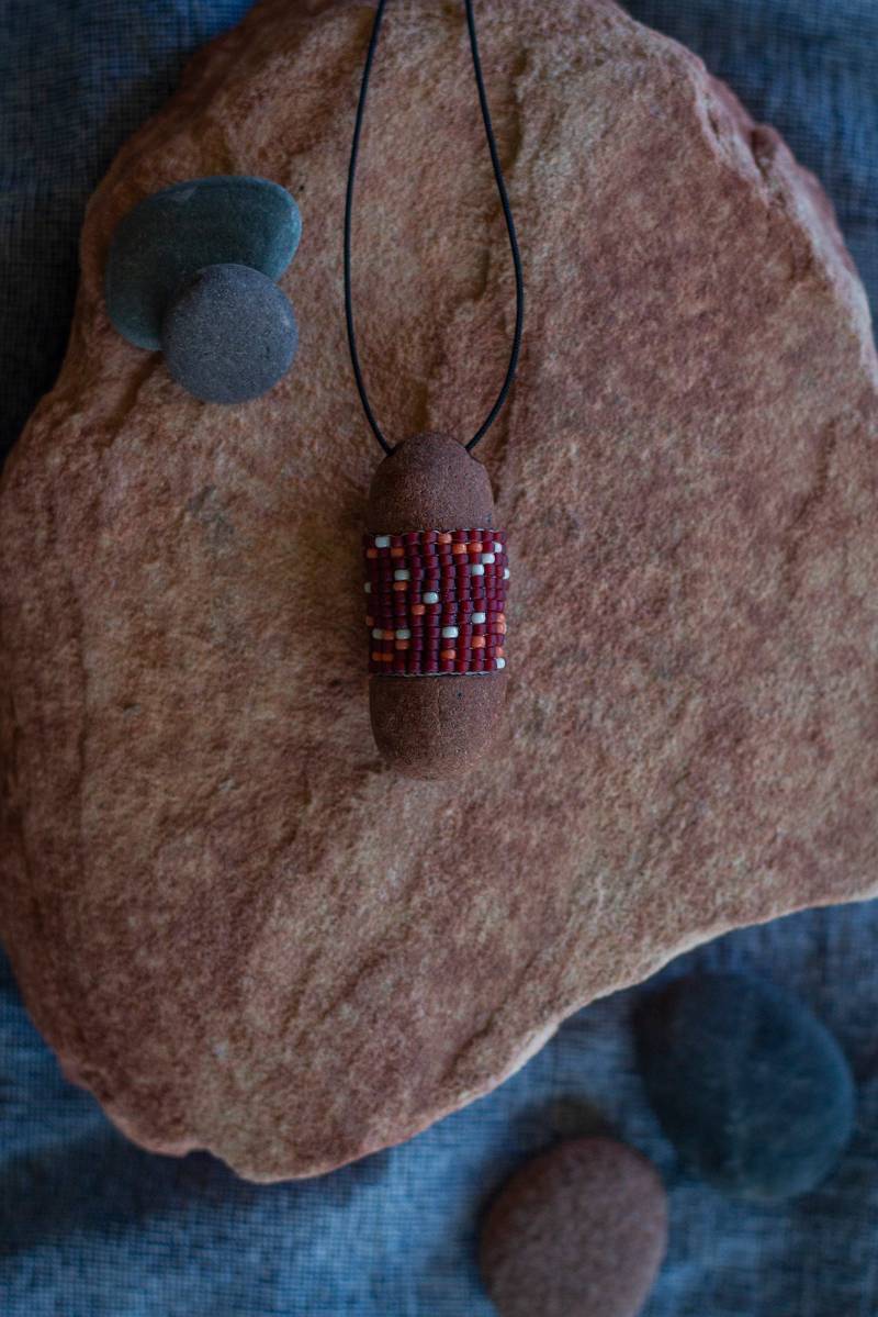 Handgemachte Geschnitzte Rock-Anhänger Mit Gewebten Perle Inlay von MARKAfolkart