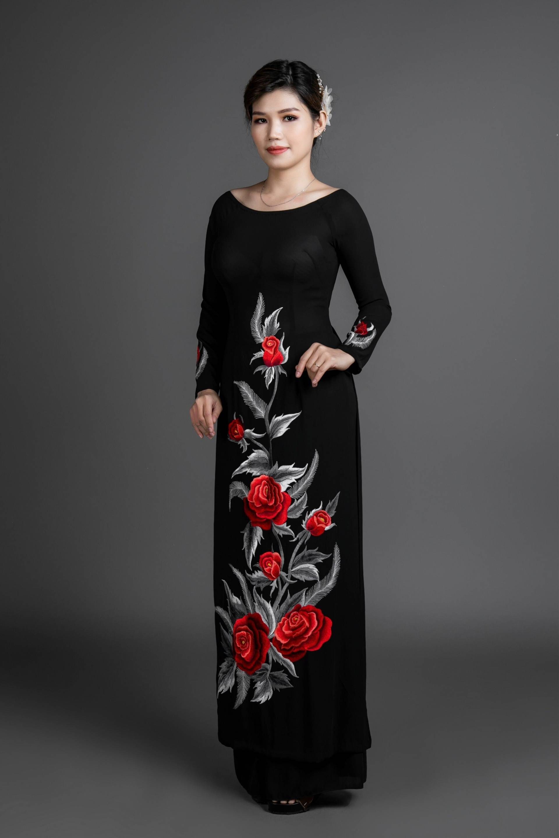 Ao Dai, Trachtiges Kleid Aus Vietnam. Schwarzes Seidenkleid Mit Atemberaubendem Besticktem, Rosenmotiv Ao Dai, Trachtiges Kleid Aus Vietnam. Schwarzes Seidenkleid Mit Atemberaubendem Besticktem, Rosenmotiv von MARKnVYAodai
