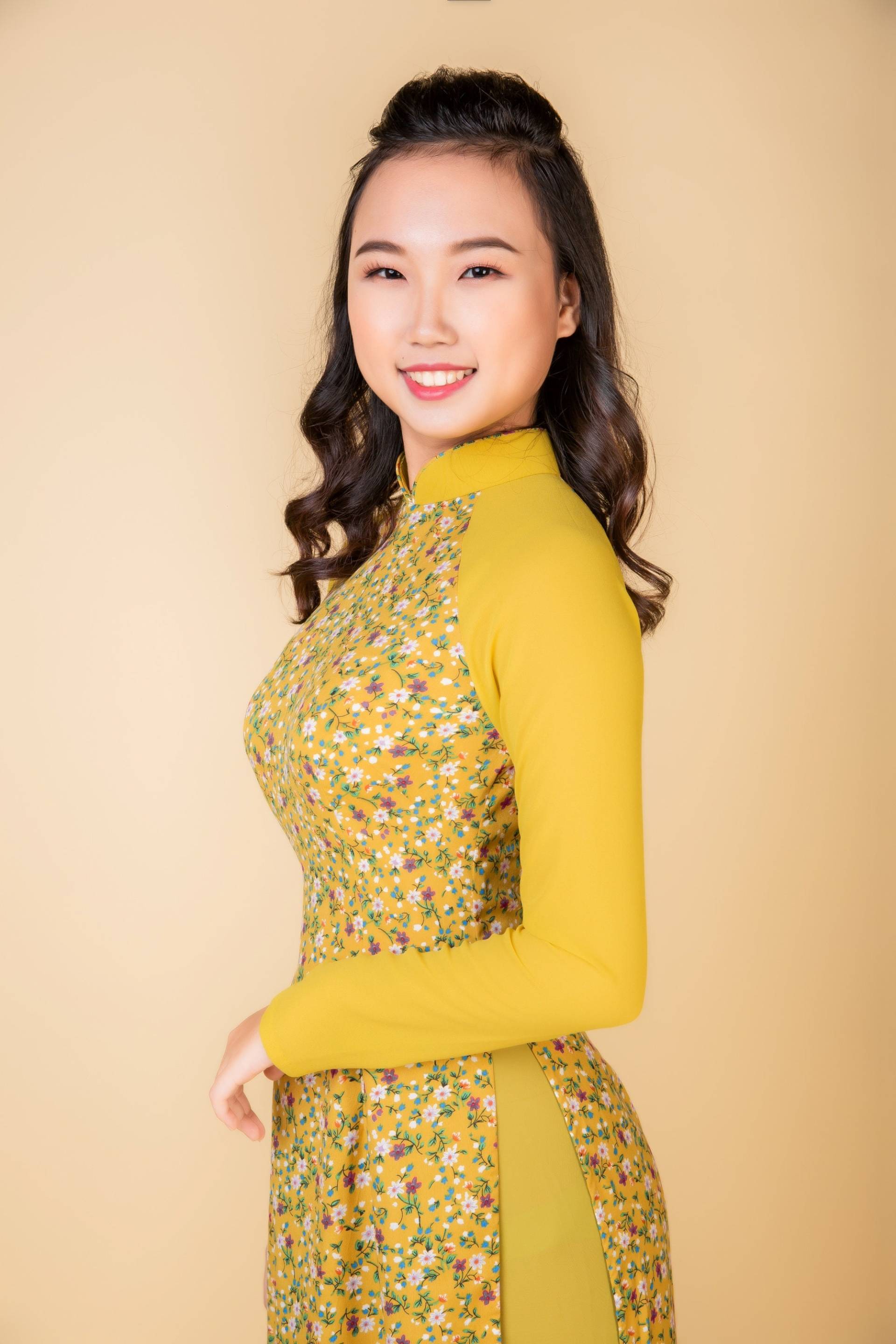 Ao Dai Kleid Mit Hose. Florales Muster. Seiden Stoff Ao Dai Kleid Mit Hose. Florales Muster. Seiden Stoff von MARKnVYAodai