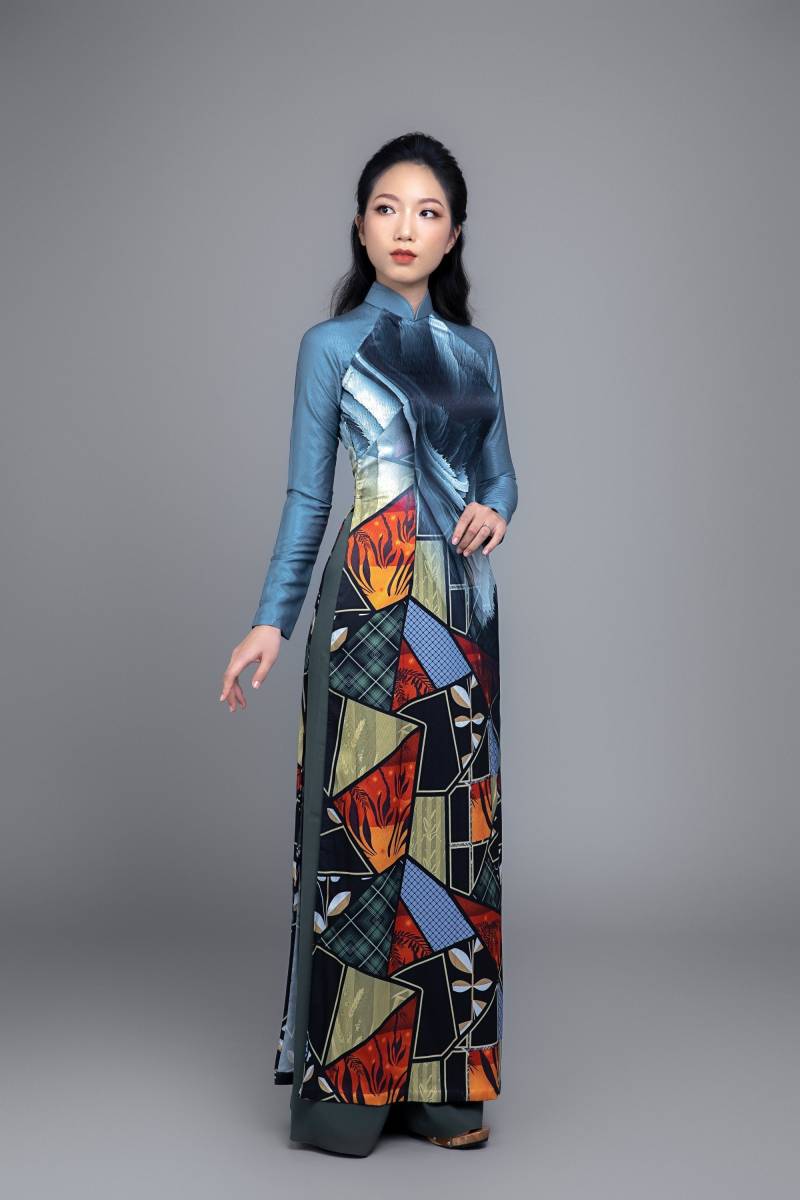 Collage Pattern Printed Ao Dai Mit Hose. Vietnamesisch Dai. Traditionelle von MARKnVYAodai