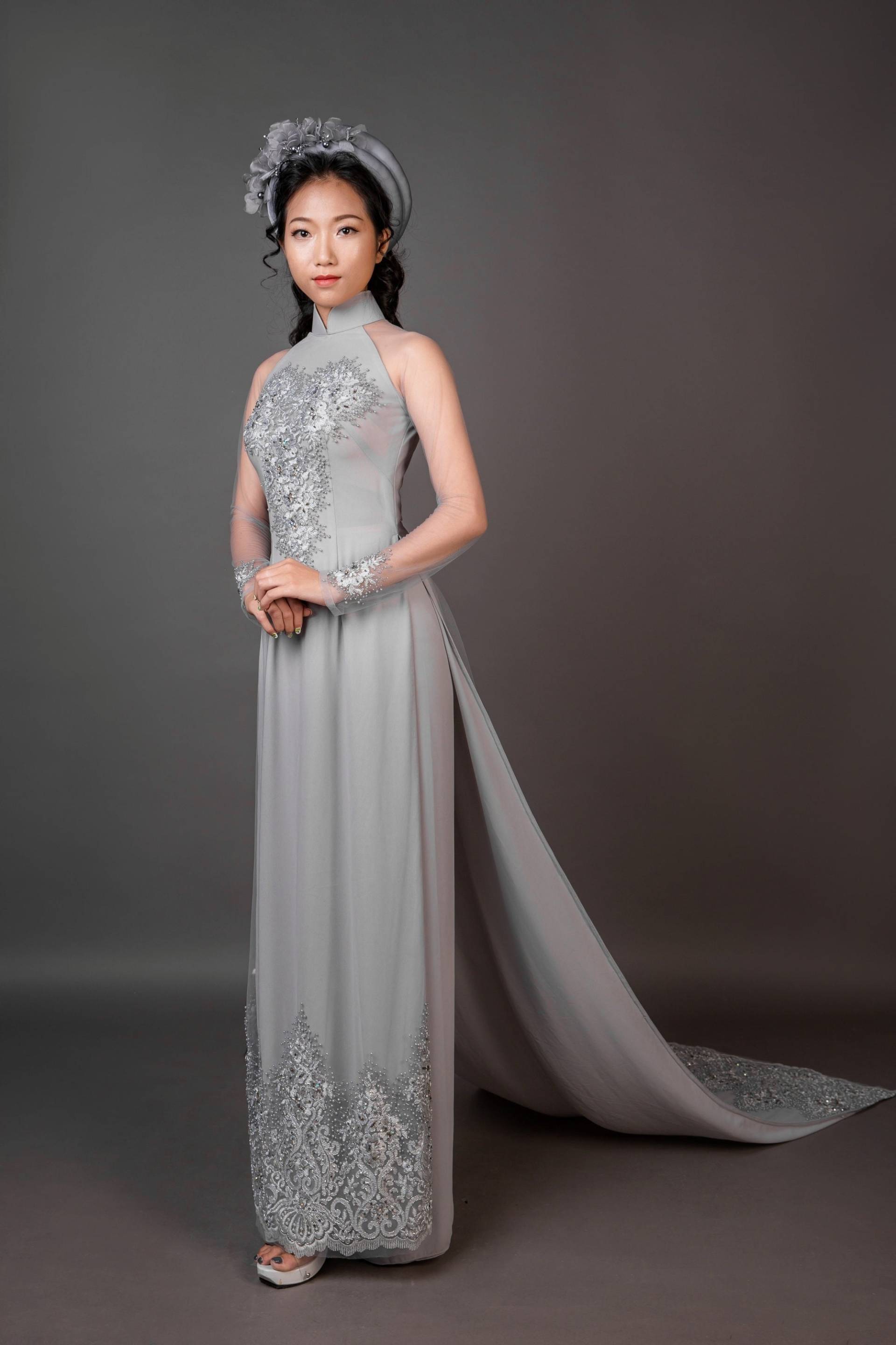 Graue Hochzeit Ao Dai Mit Langer Schleppe. Wunderschöne Spitze Und Perlenstickerei Graue Hochzeit Ao Dai Mit Langer Schleppe. Wunderschöne Spitze Und Perlenstickerei von MARKnVYAodai