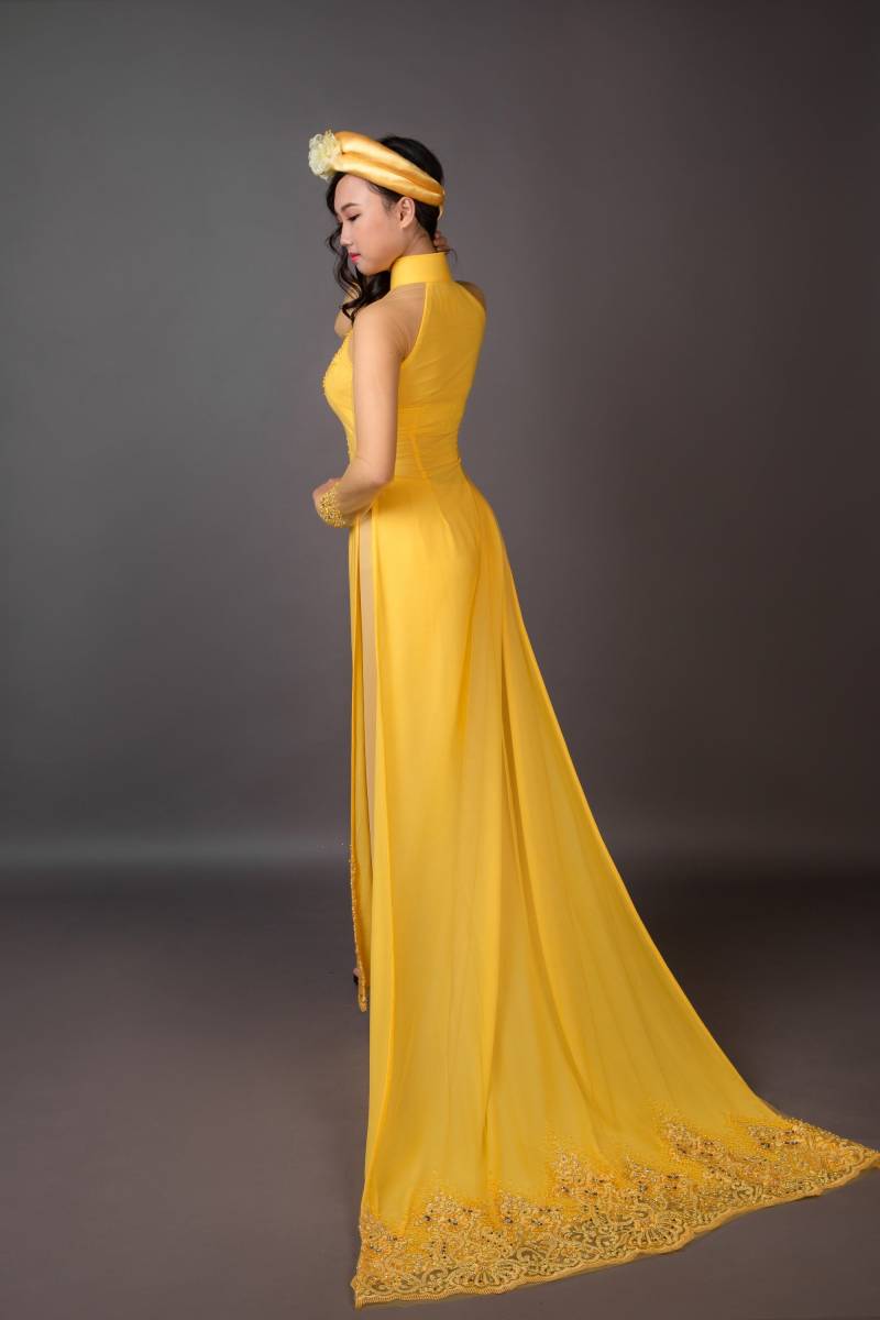Gelbe Hochzeit Ao Dai Mit Langer Schleppe. Wunderschöne Stickerei Und Perlenperlen Handgefädelt von MARKnVYAodai