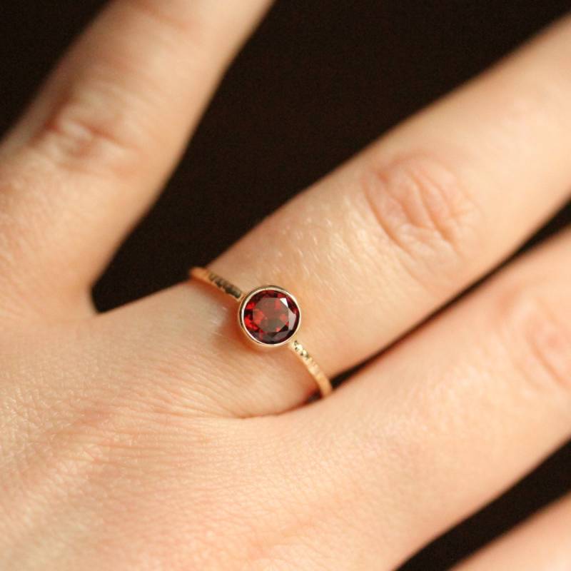 Almandin Granat Ring - Solide 14K Gold Mit Gehämmertem Band Rose Weiß Gelb Zierlicher Januar Geburtsstein von MARYJOHN