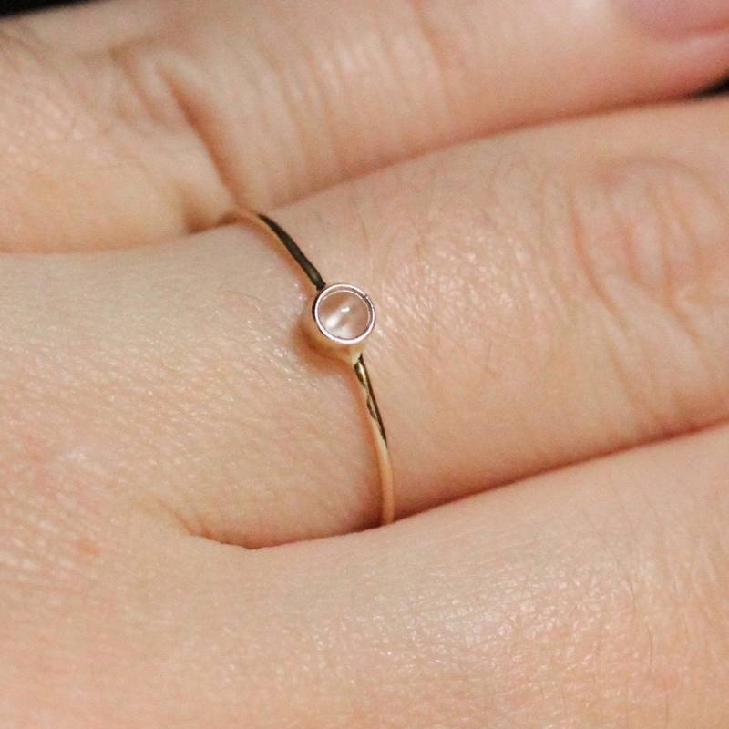 Benutzerdefinierte Geburtsstein Cabochon Stapelring in Solid 14K Gold | Rose Oder Weiß Gelbgold Bezel Set Und Gehämmerte Band von MARYJOHN
