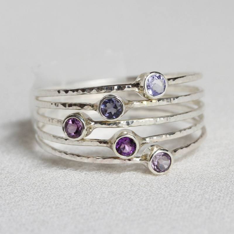 Benutzerdefinierte Solid Gold Birthstone Ringe | Personalisierte Geburtsstein Rotgold Gelbgold Weißgold Zierliche Stapelringe von MARYJOHN