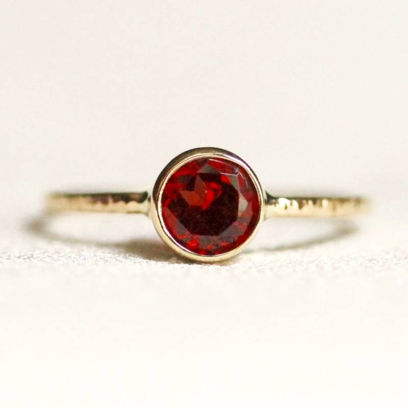 Bezel Set Almandin Granat Ring - Solide 14K Gold Mit Gehämmertem Band Rose Oder Weiß Gelbgold Scharlachrot Januar Geburtsstein von MARYJOHN