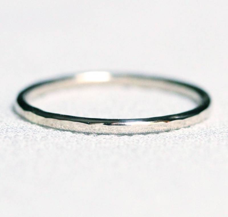 Filigraner Goldring - 14K Oder 750Er Gold Gelb Weiß Grün Roségold Gehämmerte Glatte Oberfläche Dünner Schlichter von MARYJOHN