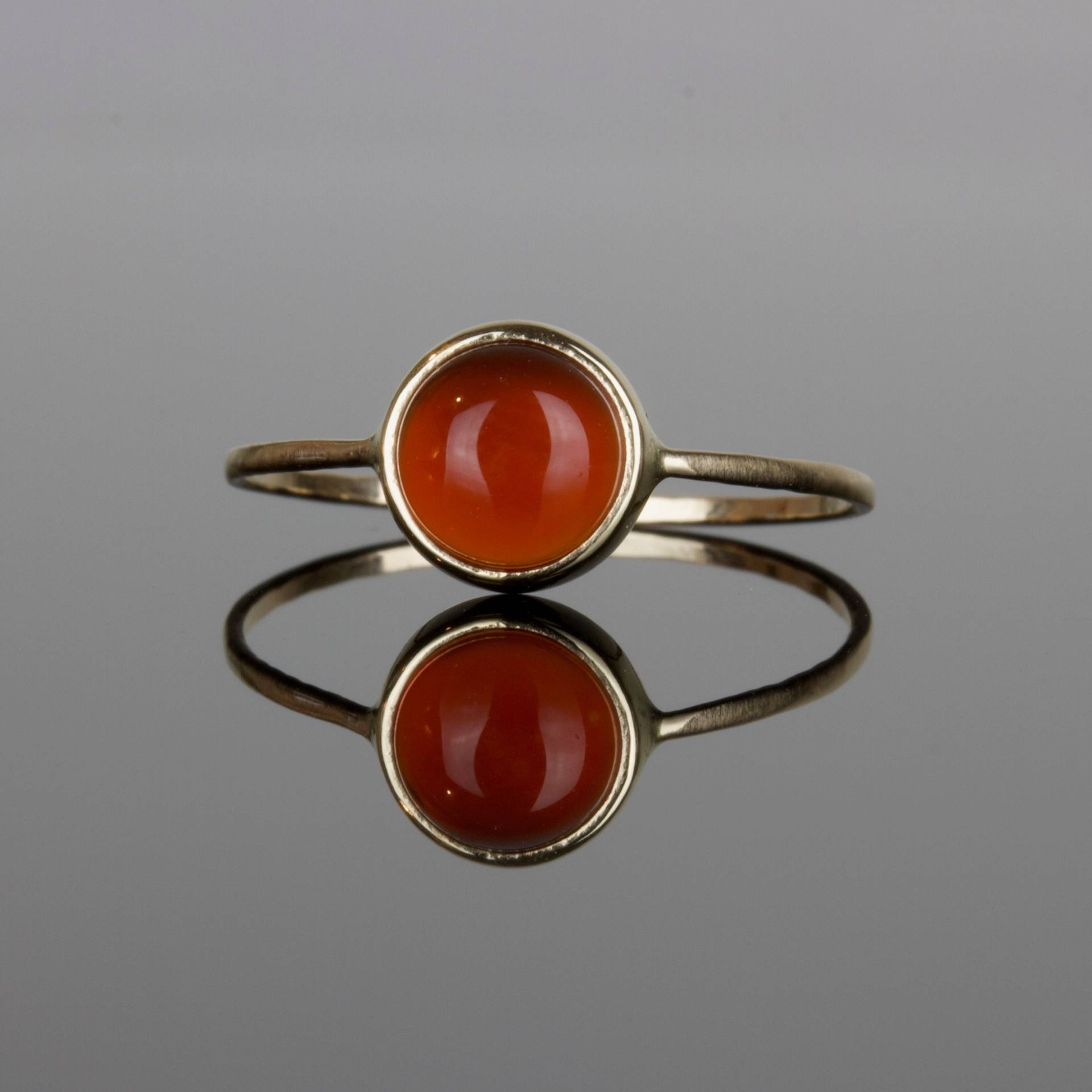 Gold Karneol Ring | Personalisierte Geburtsstein Zierlicher Cabochon von MARYJOHN