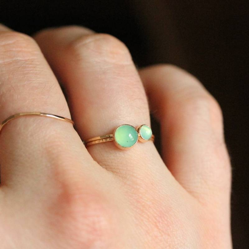 Lebendige Grüne Chrysopras Ringe - Solid 14K Gelb Weiß Oder Rose Gold 2Er Set Zierliche Zarte Stapelringe von MARYJOHN