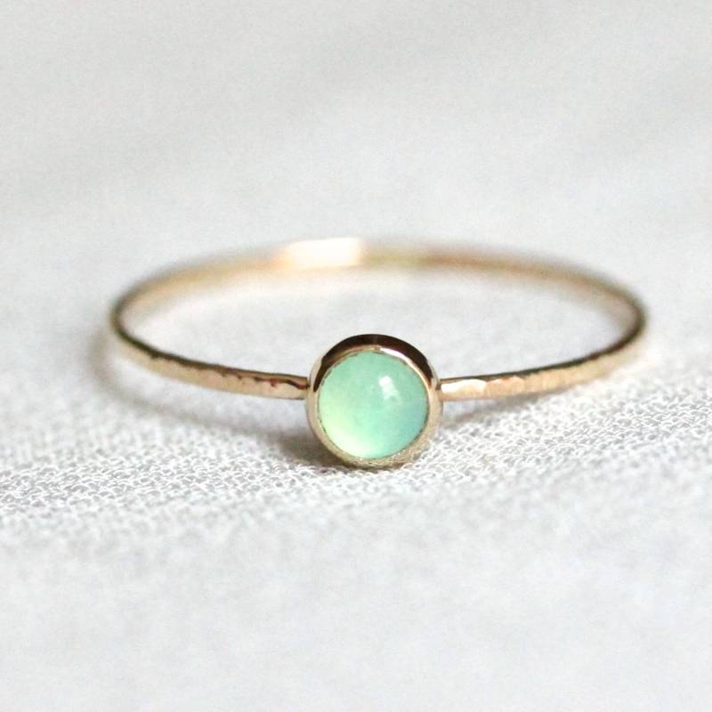 Lebhafter Grüner Chrysopras Stapelring in Solid 14K Gold - Schlichter Und Kleiner Zierlicher Stack Ring Gelbgold von MARYJOHN