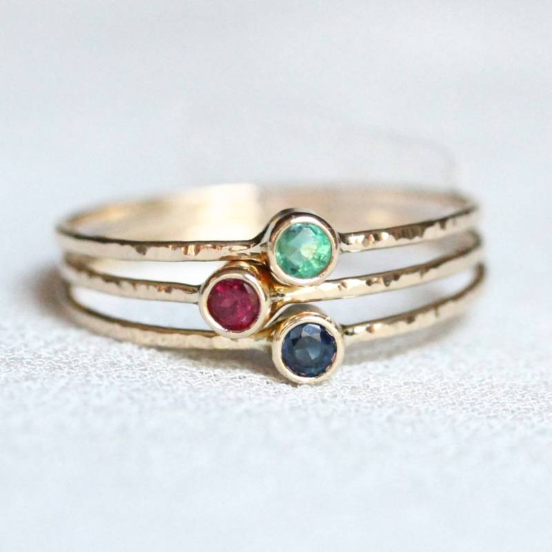 Smaragd Saphir Rubin Stack - Solid 14K Rose Gelb Oder Weiß Gold Winzige Gehämmerte Geburtsstein Ringe Zarte Sapphire Stapelring Set von MARYJOHN