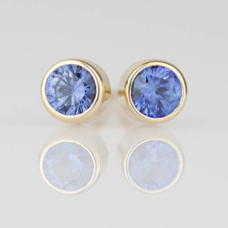 Solid 14K Gold Natürliche Ceylon Blauer Saphir Ohrstecker | Gelb - Oder Weißgold Echte Ohrringe September Geburtsstein von MARYJOHN