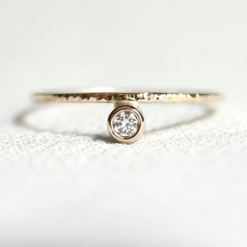 Solid 14K Gold Off Set Kubikzirkonia Ring - Rose Oder Weiß Gelb Moderner Stapelring Winziger Zarter Einzigartiger Verlobungsring von MARYJOHN