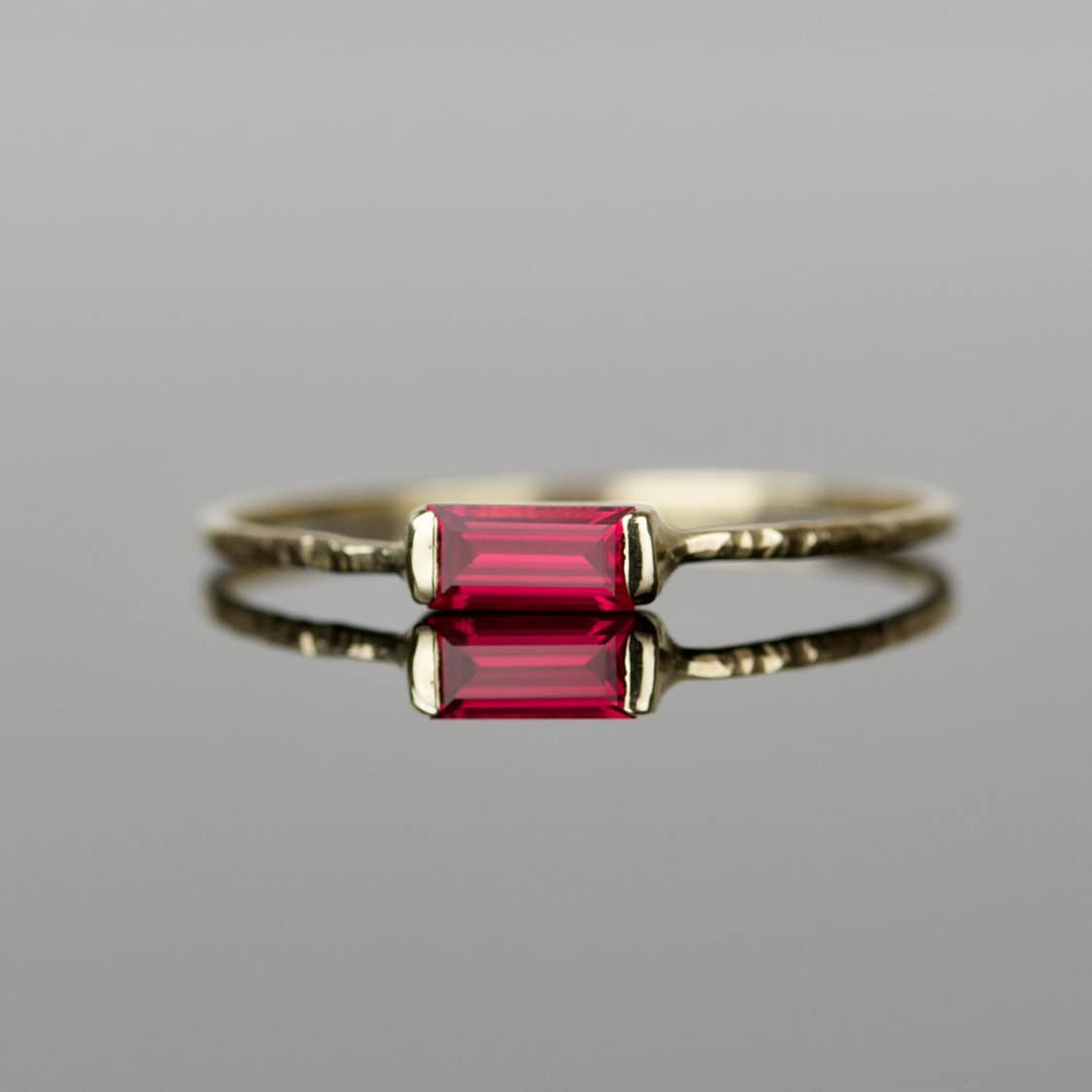 Solid 14K Gold Rubin Baguette Ring | Labradorit Art Deco Stapel Weiß Gelb Rose Juli Geburtsstein von MARYJOHN