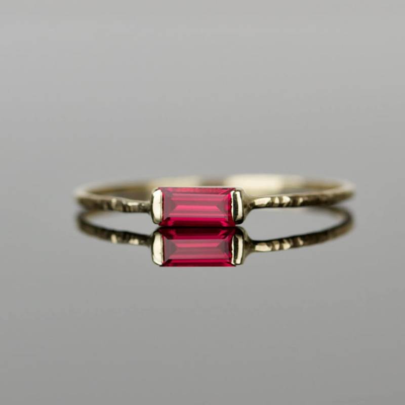 Solid 14K Gold Rubin Baguette Ring | Labradorit Art Deco Stapel Weiß Gelb Rose Juli Geburtsstein von MARYJOHN