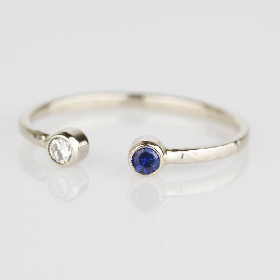 Solid 14K Gold Toi Et Moi Ring - Weißer Diamant Blauer Saphir Doppelstein April Geburtsstein Und September Offener Manschettenring Solid 14K Gold Toi Et Moi Ring - Weißer Diamant Blauer Saphir Doppelstein April Geburtsstein Und September Offener Manschettenring von MARYJOHN