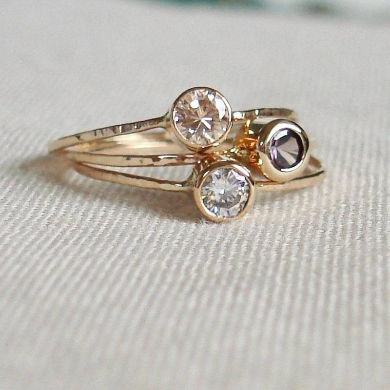 Solid Gold Benutzerdefinierte Birthstone Ringe | Drei Mutter Set Von Personalisierten Stapelringen Gehämmertes Gelbgold Zartes Rose von MARYJOHN