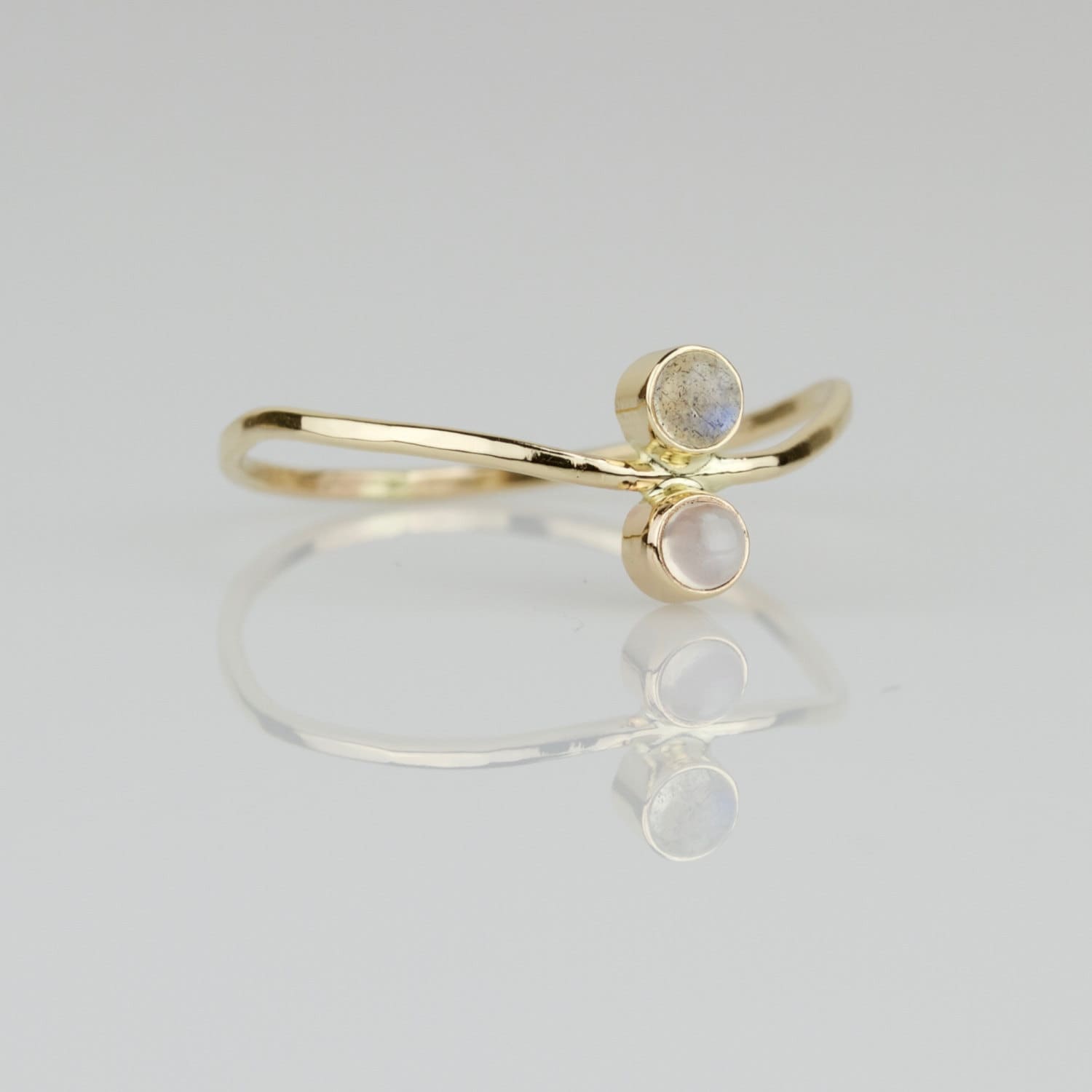Solid Gold Benutzerdefinierte Geburtsstein Ring | Zwei-stein-Ring Mutter |14K Toi Et Moi Cabochon Gelb Oder Rose Weiß von MARYJOHN