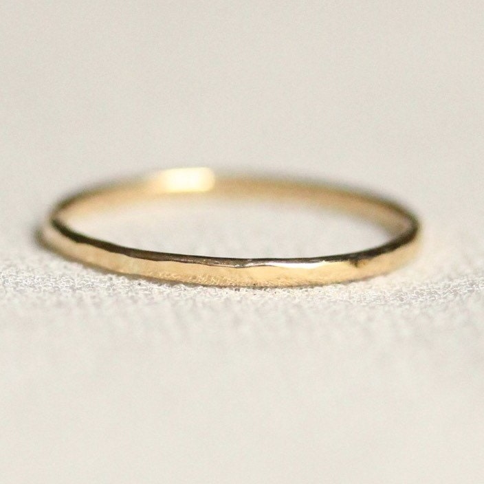 Solid Gold Dünner Gehämmerter Oder Glatter Ring | 14K 18K Weiß Gelb Rose Grün Benutzerdefinierte Einfaches Band Aus Gehämmert Glatt von MARYJOHN
