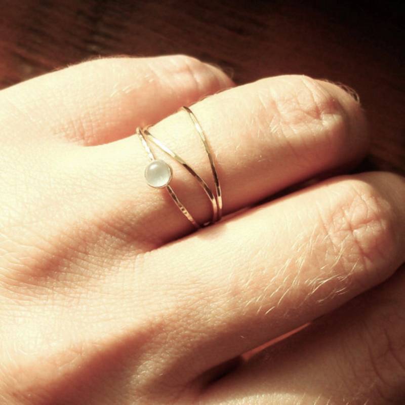 Solid Gold Mondstein Ring Set | Benutzerdefinierte Geburtsstein Zierliche Welle von MARYJOHN