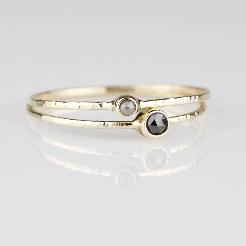Solid Gold Zwei Natürliche Rose Cut Diamantringe | Rosé Oder Weiß Gelb Gehämmerte Goldringe Ein Schwarzer Diamant Ein Champagner-Diamant von MARYJOHN