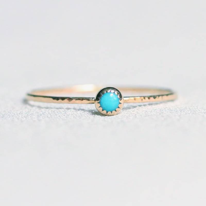Stein Auswählen - Winziger Birthstone Cabochon Stacking Ring in Solid 14K Gold Gezackte Lünette Und Gehämmertes Band Einfacher Delikater von MARYJOHN