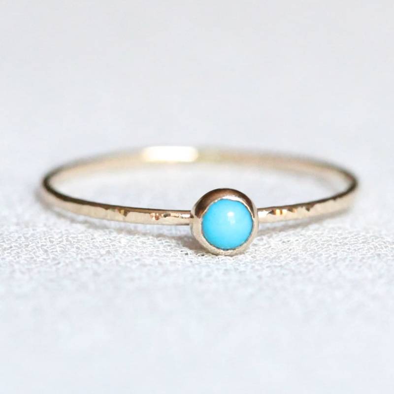 Winziger Geburtsstein Ring in Massivem Gold - 3 Mm Edelstein Stapelring Solid 585 Zarte Zargenfassung Und Gehämmertes Ringband von MARYJOHN