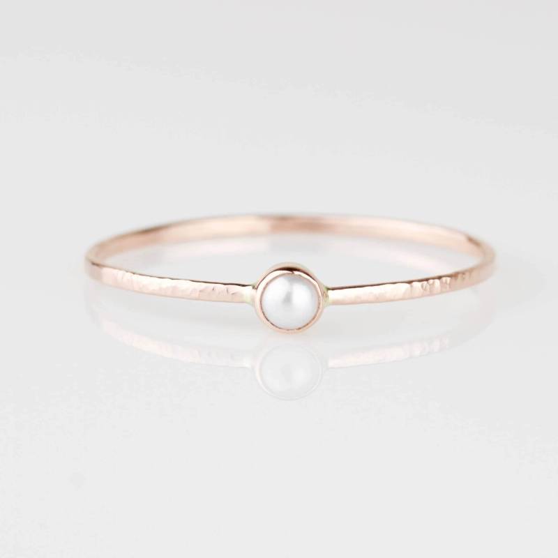 Zarte 3 Mm Süßwasserperle Ring - Solid 14K Rose Oder Gelb Weißgold Juni Birthstone Gold Stapelring von MARYJOHN