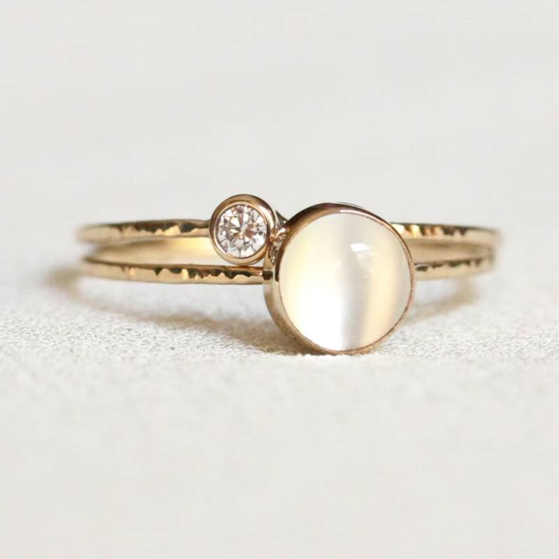 Zarte Diamant Und Mondstein Stapel Ring Set - Zwei Solid 14K Gold April Juni Birthstone Stapelringe Zierlich Einfach von MARYJOHN