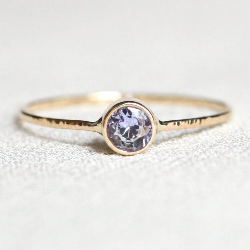 Zarte Tansanit Solid 14K Rose Oder Weiß Gelb Gold Stapelring - Zierlicher Funkelnder Faden Aus Dezember Geburtsstein von MARYJOHN