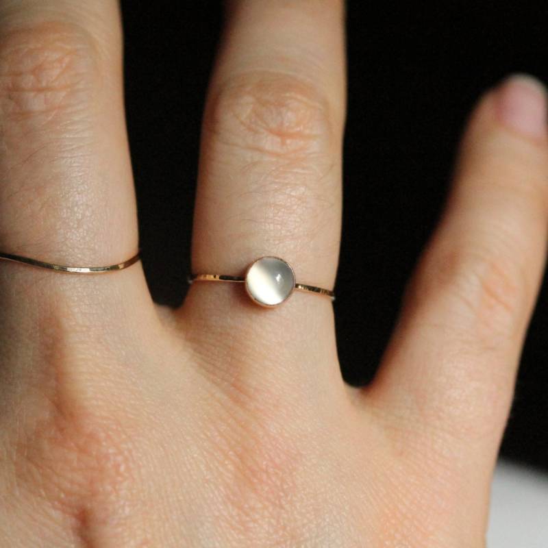 Zarter 14K Gold Mondstein Stapelring - Mond Auf Einem Goldenen Faden Schlichter Schöner Solid 14K Weißer Stacking Ring von MARYJOHN