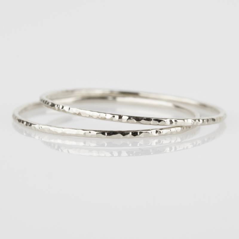 Set Aus Zwei Platin - Ringen Mit Genieteter Rinde Einfache Gehämmerte Platinfäden Baumringe von MARYJOHN