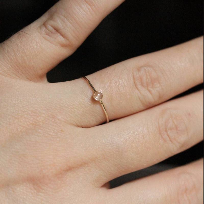 stein Auswählen - Winziger Geburtsstein Cabochon Ring in 585 Gold Zarte Zierliche Ringschiene von MARYJOHN