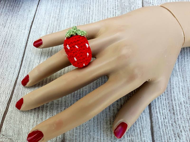 Fingerring Erdbeere, Statementschmuck Rot , Häkeln, Baumwolle von MASCHENPUNK