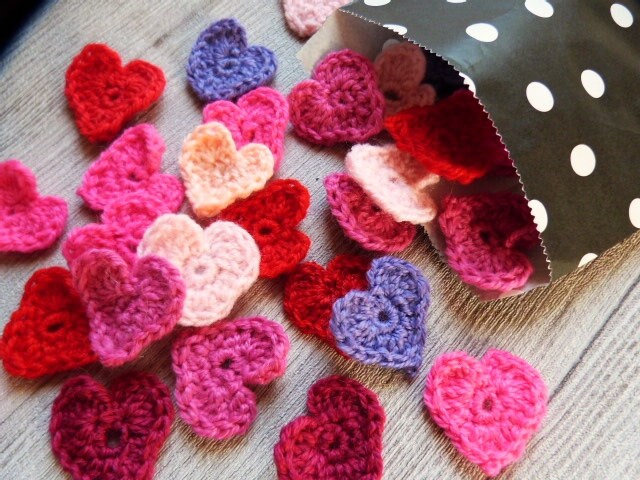 Herz Applikation, 20Stück, Farbmix, Häkelherz , Valentinstag, Streudeko von MASCHENPUNK