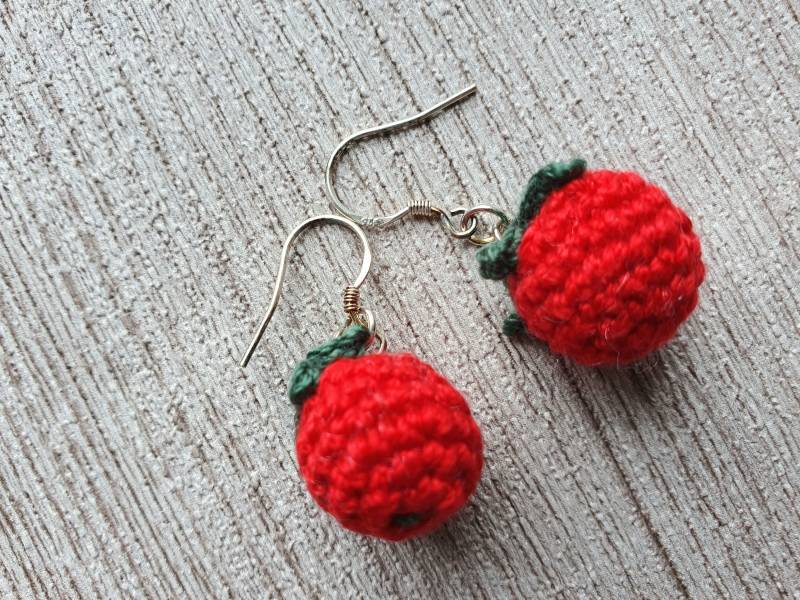 Ohrhänger Mini-Tomate , Ohrschmuck Gehäkelt, Ohrringe Rot von MASCHENPUNK